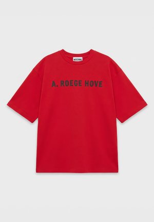 T-shirt rouge à manches courtes Moschino avec le texte noir « A. ROEGE HOVE » sur la poitrine, présenté sur un fond clair.