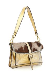 Borsa a spalla con corpo in pelle metallica dorata, patta in pelliccia marrone e bianca, e chiusura a fibbia dorata con tracolla coordinata in oro.