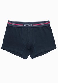 Mörkblå boxerkalsonger i mjukt tyg. Har en kontrasterande elastisk midjeband med röda och grå ränder. Framfickdesign ingår.