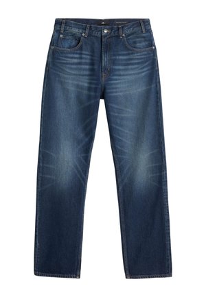 Blå denimjeans med lige skæring, der har et lyst vask, diskrete slidmærker, fem lommer og synlige stikninger som accent.