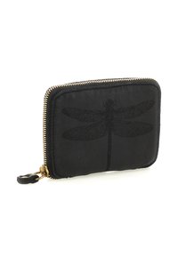 Portafoglio in pelle nera con un design in rilievo a forma di libellula sulla parte anteriore e una chiusura con cerniera dorata con un anello per il tirante.