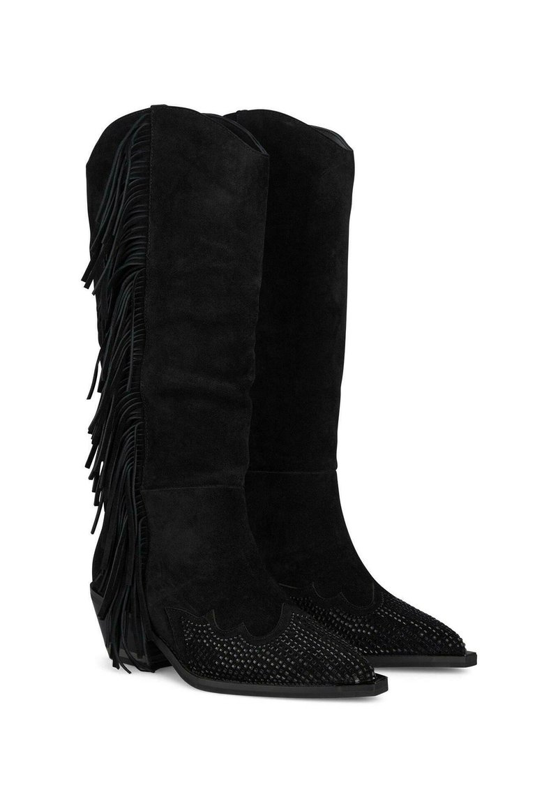Botas hasta la rodilla de ante negro con flecos, punteras afiladas y acentos texturizados. Bordes ondulados distintivos y un tacón apilado.