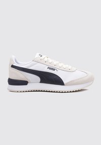 Zapatilla atlética blanca y marina con materiales de ante y malla, que presenta una punta redondeada, acentos texturizados y un logotipo en el lateral.