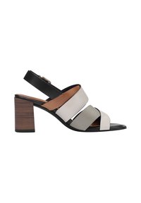 Sandale femme à bout ouvert avec talon bloc, brides en cuir noir, blanc et marron clair, et bride de cheville noire réglable avec boucle.