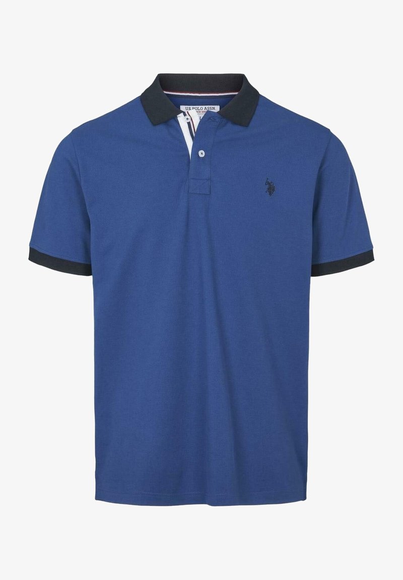Polo bleu à manches courtes avec col noir et bords de manches noirs, deux boutons et petit logo brodé sur la poitrine gauche.