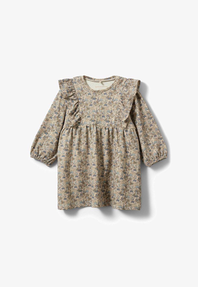 Vestido de manga larga en color beige con estampados florales, detalles de volantes en los hombros y un corpiño ajustado que conduce a una falda suelta y fruncida.