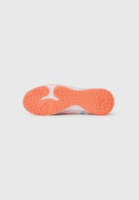 Sula av en sneakers med texturerad gummi i orange, med en vit mellansula och ett mönstrat övre, som visar en flerfärgad design.