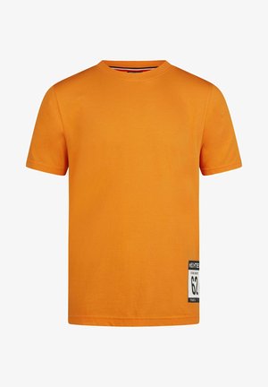 T-shirt orange à manches courtes en coton, avec un col rond et une étiquette noire avec du texte blanc en bas à gauche.