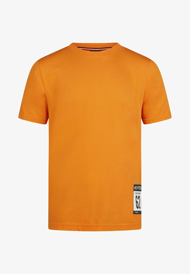 Kurzärmliges orangenes T-Shirt aus Baumwolle mit Rundhalsausschnitt und einem schwarzen Etikett mit weißem Text auf der unteren linken Seite.