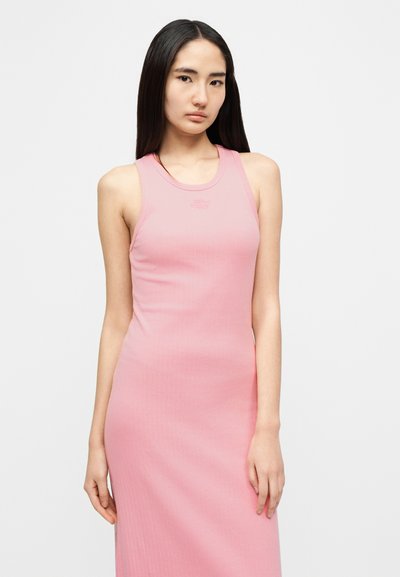 Ροζ μακρυμάνικο φόρεμα με ριμπ ύφανση, εφαρμοστή γραμμή, αμάνικο και στρογγυλή λαιμόκοψη. Διαθέτει διακριτικό λογότυπο στην περιοχή του στήθους.