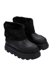 Bottines noires en fausse fourrure avec un design côtelé, une tige texturée, une semelle épaisse et un bout arrondi. Pas de marque visible à l'extérieur.