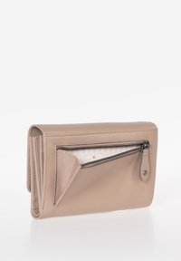 Leren portemonnee in zacht beige met een ritsvak, rechthoekige vorm, gladde textuur en subtiele stiksel detail.