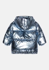 Doudoune bleue métallique avec capuche, dotée d'un design matelassé, de manches courtes, de poignets élastiques et d'une texture lisse et brillante.