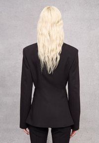 Blazer nero strutturato con vita aderente, maniche lunghe e una texture liscia, mostrato da dietro su uno sfondo grigio.