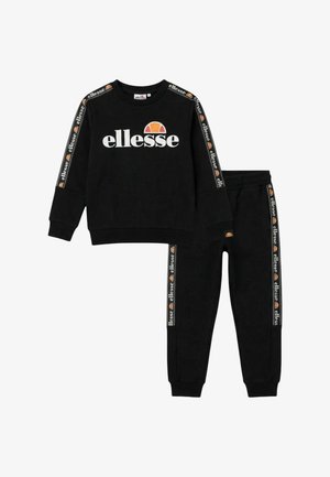 Ensemble sweat-shirt et pantalon noirs avec logo "ellesse" et motif semi-cercle orange sur la poitrine, les manches et les côtés du pantalon.