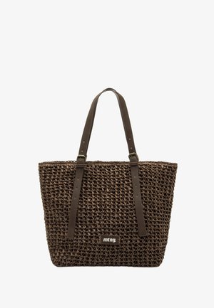 Sac fourre-tout tressé marron avec des poignées en cuir, présentant une forme rectangulaire et un écusson logo à l'avant. Le tissage texturé ajoute de la profondeur.