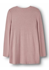 Top a maniche lunghe in morbido tessuto di maglia rosa. Caratterizzato da un collo rotondo e una vestibilità dritta con una texture liscia e cuciture minime.