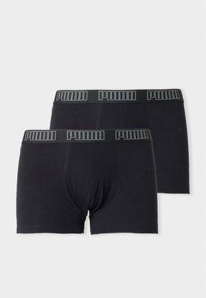 Δύο μαύρα boxer Puma με μαύρες ζώνες μέσης με λευκό λογότυπο Puma, εμφανίζονται από εμπρός και πίσω σε ανοιχτό φόντο.
