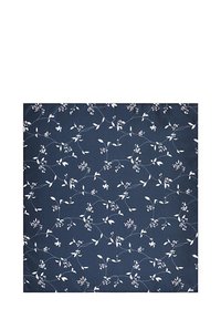 Granatowy materiał w kwiatowy wzór z delikatnymi białymi liśćmi i małymi różowymi kwiatkami, gładka tekstura, kwadratowy kształt.