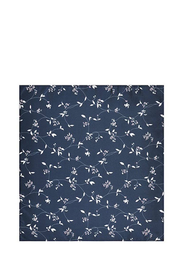 Granatowy materiał w kwiatowy wzór z delikatnymi białymi liśćmi i małymi różowymi kwiatkami, gładka tekstura, kwadratowy kształt.