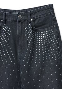 Jeans in denim nero con decorazioni in strass disposte a motivo sfumato. Presentano tasche anteriori, chiusura con bottone e una finitura strutturata.