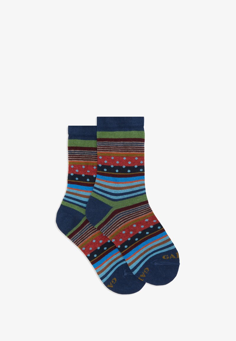 Calzini di cotone multicolore con strisce orizzontali in rosso, blu, verde e marrone, decorati con pois e dettagli contrastanti in blu navy.