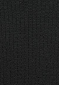 Czarna teksturowana tkanina z powtarzającym się wzorem fal. Powierzchnia ma miękki, wpleciony wygląd z delikatnym połyskiem.