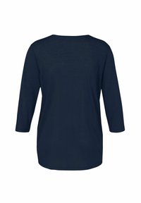 Marineblaue, langärmelige Bluse mit weitem Halsausschnitt und lässiger Passform. Der Stoff wirkt glatt mit einem dezenten Glanz und ohne erkennbare Muster.
