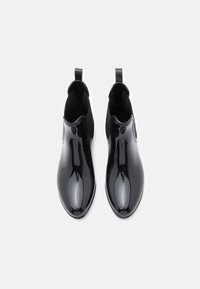 Botine negre lucioase, cu o suprafață strălucitoare, panouri laterale elastice și bucle pentru o îmbrăcare ușoară. Textură netedă, cu o formă aerodinamică.