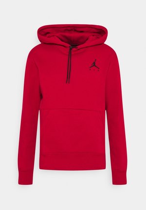 Roter Kapuzenpullover mit langen Ärmeln, Fronttasche, schwarzen Kordeln und schwarzem Jumpman-Logo auf der linken Brust.