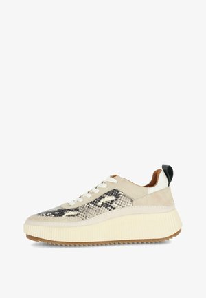 Sneaker mit einer klobigen weißen Sohle, ausgestattet mit einem beigen Wildleder-Obermaterial und einem strukturierten Schlangenleder-Panel in Brauntönen und Creme. Schwarzer Fersenakzent.