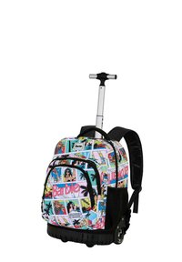 La mochila con ruedas presenta un diseño multicolor con gráficos de Barbie. El material es tela con un acabado texturizado, ruedas negras y un mango retráctil.