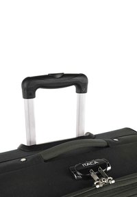 Maleta de tela negra con asa extensible de aluminio, agarre de plástico y mecanismo de cierre metálico. Detalles visibles de cremallera.