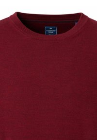 Bordeaux crew-neck sweater met een geribbelde kraag, gemaakt van zacht breimateriaal. Bevat een label op de hals voor merkaanduiding.