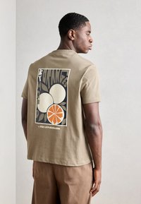 Marc O'Polo DENIM - ORANGE FIBRE CAPSULE GRAPHIC - Camiseta estampada - dusky green Imagen en miniatura 1