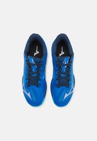 Pantofi sport albaștri cu un exterior texturat, panouri din plasă și accente albe contrastante. Prezintă un guler căptușit și un design cu șnururi.