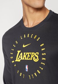 Nike Performance NBA LOS ANGELES LAKERS PRACTICE LONG SLEEVE - Klubové oblečenie - black
