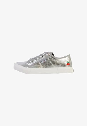 Zapatillas de lona metálica plateada con una suela de goma blanca, que presentan un diseño de cereza bordado en el lado exterior y cordones planos.