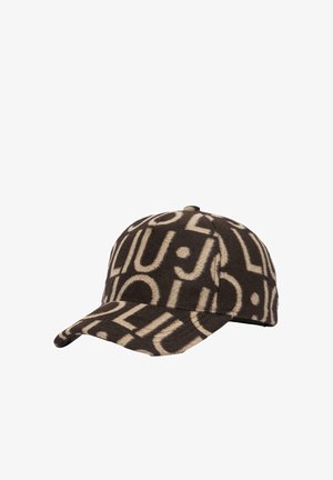 Casquette de baseball avec un motif abstrait de lettres marron foncé et beige couvrant toute la surface.