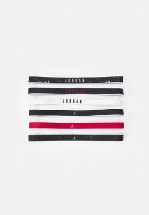 Set di fasce elastiche per la testa di diverse larghezze e colori, tra cui nero, bianco e rosso, con il testo "JORDAN" e accenti del logo.