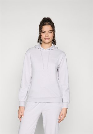 Svijetlosivi hoodie izrađen od mekanog materijala, s prednjim džepom, kapuljačom s vezicom i rebrastim manžetama. Disretan logo na prsima.