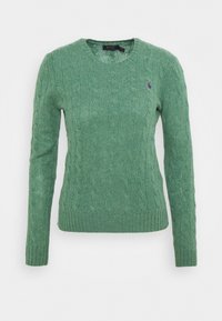 Pull en maille torsadée verte avec un col rond, des manches longues et des poignets côtelés. Présente un petit logo sur la poitrine.