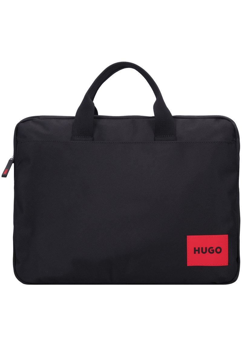 Sacoche d'ordinateur portable noire en tissu durable avec deux poignées. Dotée d'un patch rouge avec le logo "HUGO" en bas à droite. Design simple et rectangulaire.