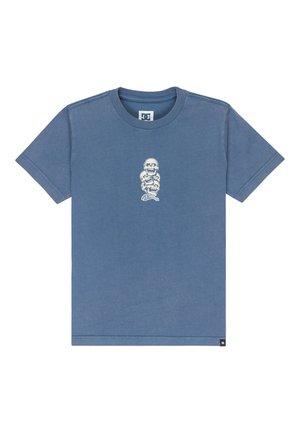Blauw T-shirt met korte mouwen met drie schedels die verticaal zijn gestapeld en een klein logo-label aan de zoom op een witte achtergrond.
