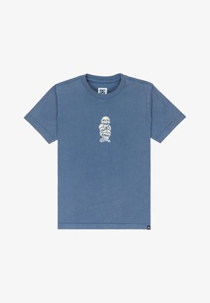 Blauw T-shirt met korte mouwen met drie schedels die verticaal zijn gestapeld en een klein logo-label aan de zoom op een witte achtergrond.