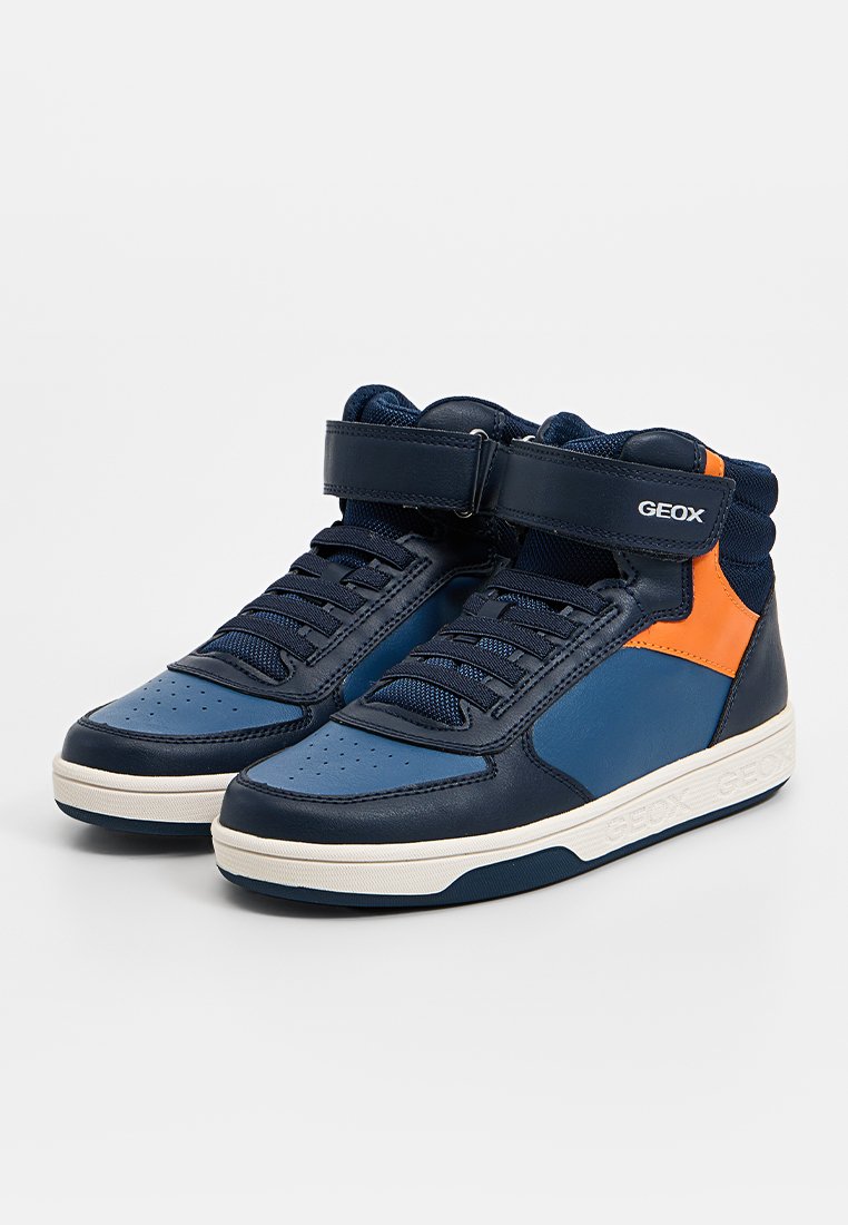 Hochschnitt-Sneaker mit navyblauem Leder- und Mesh-Obermaterial, orangen Akzenten, gepolstertem Kragen und Velcro-Riemen. Merkmale: perforierte Zehenbox.