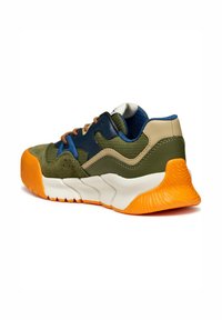 Sneaker verde e blu con accenti arancioni, featuring una tomaia texturizzata, pannelli in mesh e una suola in gomma spessa bianca e arancione.