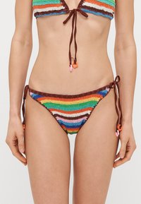 Bikini tricoté avec un design rayé multicolore en vert, bleu, orange et rose. Présente des finitions marron et des fermetures à nouer sur les côtés.