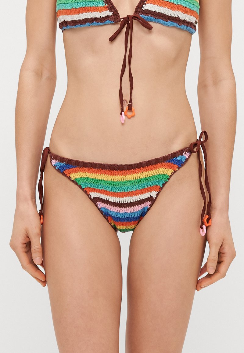 Bikini tricoté avec un design rayé multicolore en vert, bleu, orange et rose. Présente des finitions marron et des fermetures à nouer sur les côtés.