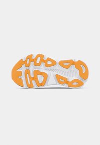 Sko sula med vitt och orange färgschema, texturerat gummi och ett geometriskt mönster för förbättrat grepp och stöd.